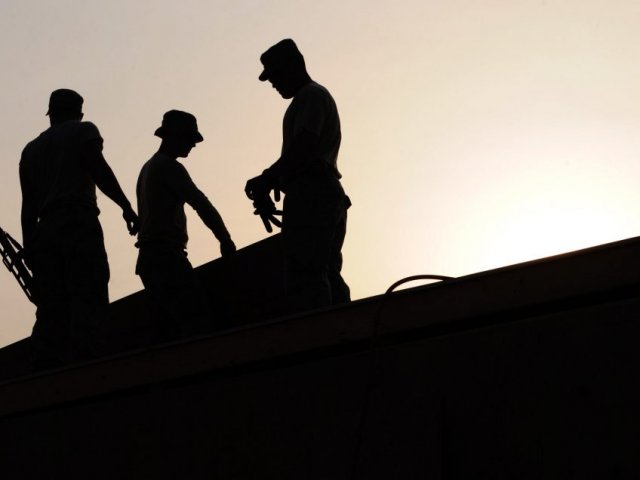 workers-construction-site-hardhats-38293-1024x636