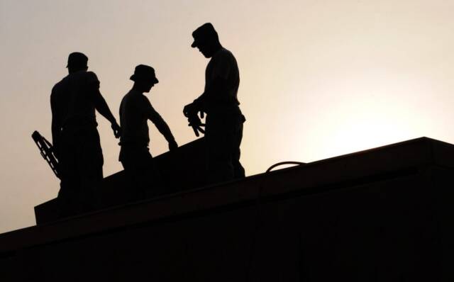 workers-construction-site-hardhats-38293-1024x636