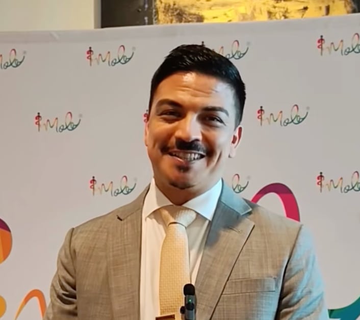 Dr. Jonathan Moreira presenting the MOLA conference invitation
